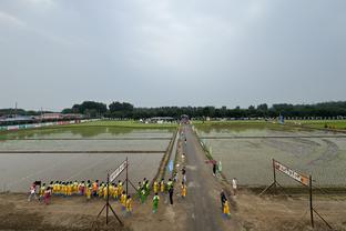 Đảo khách thành chủ! Hơn 4.000 người hâm mộ Liêu Ninh đến 5 cây thông cổ vũ chiếm khoảng 1/4 tổng số chỗ ngồi của nhà thi đấu.